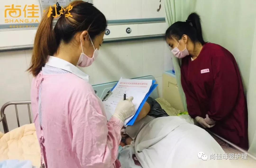 尚佳專(zhuān)業(yè)月嫂丨母乳丨你還認為初乳很臟，要擠掉的嗎？